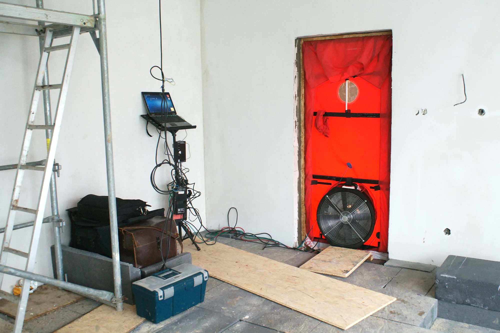 Testing the house airtightness by the blower door test